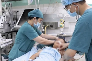 Cấp cứu thành công cháu bé nguy kịch do bị cửa cuốn kéo ngược lên trần nhà