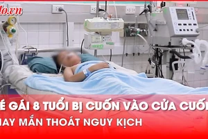Bé gái 8 tuổi bị cuốn vào cửa cuốn, may mắn thoát nguy kịch