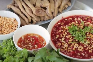 Ăn tiết canh vịt, dê có an toàn hơn tiết canh lợn?