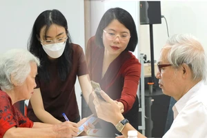 Người trẻ tại TP.HCM dạy công nghệ, AI miễn phí cho người lớn tuổi