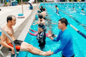 TP.HCM tổ chức dạy bơi miễn phí, người dân rủ nhau đi học 