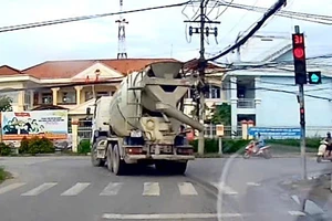 TP.HCM: Tài xế lái xe bồn vượt đèn đỏ bị phạt 20 triệu đồng