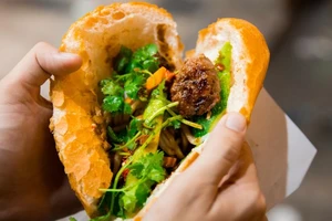 Vụ nghi ngộ độc bánh mì tại chung cư ở TP.HCM: Nhiều trẻ em nhập viện