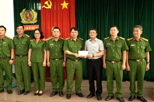 Thưởng 'nóng' công an xã bắt nhanh nghi phạm dùng dao tấn công hai người