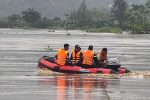 Đang đưa nhiều người kẹt giữa dòng Trà Khúc vào bờ