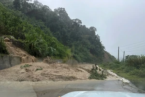 Xe múc mắc kẹt giữa đất đá sạt lở ở đèo Lò Xo