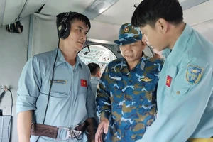 Huy động trực thăng ra Lý Sơn tìm kiếm 3 người bị trôi dạt trên thuyền thúng