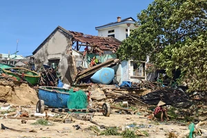 Cận cảnh làng chài Xuân Thạnh tan hoang, đổ nát sau bão số 13