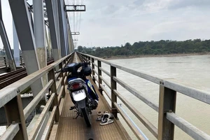 Quảng Ngãi: Người đàn ông ôm 2 cháu nhỏ nhảy cầu, 1 bé tử vong