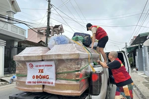 'Đau đầu' tìm nơi gửi hơn 30 quan tài đổ về Hoà Thịnh trong lũ lụt