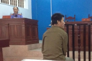 Tòa hoãn xử vì bị hại thấy mặt bị cáo là ngất xỉu