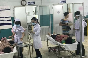 Bệnh viện Hóc Môn ngập, bác sĩ đi ủng khám bệnh