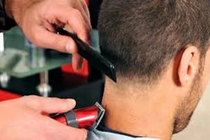 Đi cắt tóc nghi bị lây nhiễm HIV