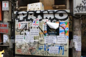 Mức phạt nào cho người phát tờ rơi, dán quảng cáo cột điện? 