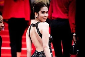 Ngọc Trinh 'mặc như không mặc', xử được không?