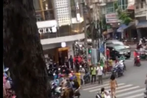 Người phụ nữ khỏa thân, chở con bỏ giữa đường 