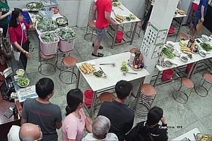 Tạt mắm tôm vào quán phở Hòa Pasteur: Xử lý ra sao?