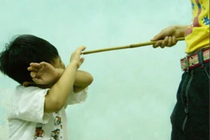 Người ngoài có được tố cáo cha mẹ đánh con?