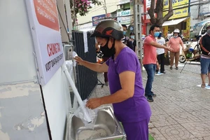 Nhiều bạn đọc muốn góp thêm gạo cho máy phát gạo tự động