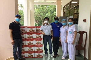 Tặng yến sào cho y, bác sĩ chống dịch COVID-19 