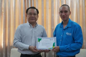 Dinh dưỡng Khánh Hòa trao 100 triệu đồng cho miền Trung