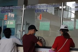 người dân đang đăng ký khám chữa bệnh tại bệnh viện Gò Vấp. Ảnh: NGUYỄN HIỀN