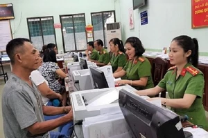 Bộ Công an đề xuất quy trình thu hồi CMND/thẻ CCCD gắn mã vạch sau khi cấp thẻ CCCD gắn chíp điện tử cho công dân. Ảnh: PLO