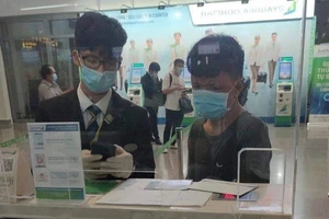 Cán bộ Phòng Cảnh sát quản lý hành chính về trật tự xã hội Công an TP.HCM làm căn cước công dân gắn chip cho người dân khu phố 4, phường Linh Xuân, TP Thủ Đức sáng 19-3. Ảnh: HOÀNG GIANG