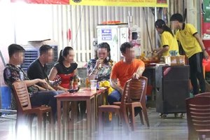 Người dân tổ chức hát karaoke bằng loa khủng gây ồn. Ảnh: HUỲNH TRƯỜNG GIANG