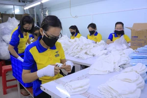 Công nhân làm việc tại một công ty may ở TP.HCM. Ảnh: NGUYỆT NHI