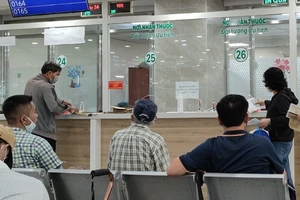 người dân đến khám, chữa bệnh tại bệnh viện Quân Y 175. Ảnh: NGUYỄN HIỀN