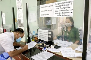 Người dân làm thủ tục hưởng trợ cấp thất nghiệp tại Trung tâm Dịch vụ việc làm TP.HCM. Ảnh: NGUYỆT NHI