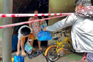 Người dân phường Thạnh Xuân, quận 12 nhận hỗ trợ đợt 1: ảnh: NGUYỄN HIỀN