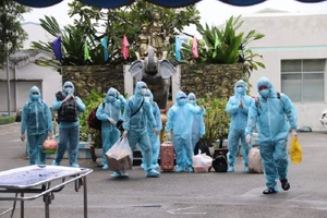 Bệnh nhân COVID-19 xuất viện ở Bệnh viện điều trị COVID-19 Trưng Vương. Ảnh: HL