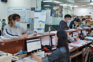 Người lao động đến liên hệ cơ quan BHXH TP.HCM trong thời gian dịch bệnh chưa bùng phát. Ảnh: NGUYỄN HIỀN