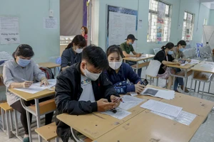 Người lao động đến Trung tâm Dịch vụ việc làm TP.HCM thực hiện thủ tục nhận trợ cấp thất nghiệp lúc dịch bệnh chưa bùng phát. Ảnh: NGUYỆT NHI