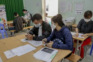 Người lao động đến Trung tâm Dịch vụ việc làm TP.HCM để làm thủ tục hưởng trợ cấp thất nghiệp. Ảnh: NGUYỆT NHI