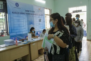 Người lao động đến Trung tâm Dịch vụ việc làm TP.HCM để làm thủ tục hưởng trợ cấp thất nghiệp. Ảnh: NGUYỆT NHI