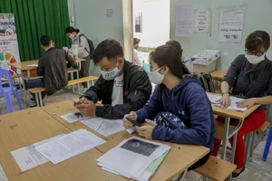 Người lao động đến Trung tâm Dịch vụ việc làm TP.HCM để làm thủ tục hưởng trợ cấp thất nghiệp. Ảnh: NGUYỆT NHI