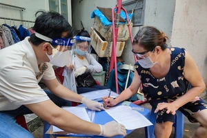 Người dân phường 11 quận, Phú Nhuận nhận hỗ trợ trợ đợt 3. Ảnh: NGUYỄN HIỀN