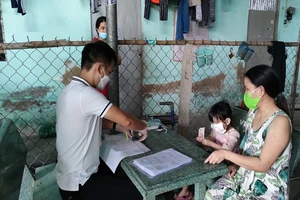 Người dân phường An Phú Đông, quận 12 nhận hỗ trợ đợt 3. Ảnh: NGUYỄN HIỀN