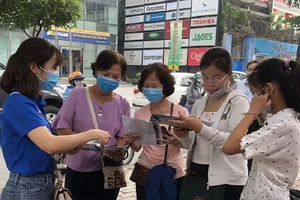 Nhân viên bảo hiểm xã hội tư vấn người dân tham gia bảo hiểm xã hội tự nguyện để về già có lương hưu. Ảnh: NGUYỄN HIỀN