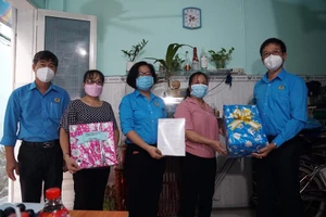 Đại diện Liên đoàn lao động TP.HCM, Liên đoàn lao động quận Bình Thạnh tặng quà cho gia đình chị Nguyễn Thị Thắm trong lễ trao "Mái ấm Công đoàn". Ảnh: Liên đoàn lao động quận Bình Thạnh cung cấp