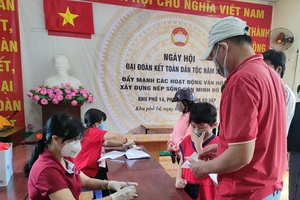 Người dân phường 5 quận Gò Vấp nhận hỗ trợ đợt 3. Ảnh:NGUYỄN HIỀN