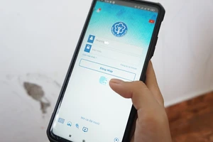 Người tham gia BHXH mở ứng dụng VssID. Ảnh: NGUYỄN HIỀN