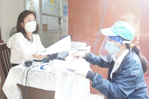 người dân đến cơ quan BHXH TP.HCM liên hệ làm thủ tục BHXH. Ảnh: NGUYỄN HIỀN