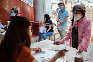 Người dân đến liên hệ cơ quan BHXH TP.HCM thực hiện thủ tục BHXH. Ảnh:NGUYỄN HIỀN