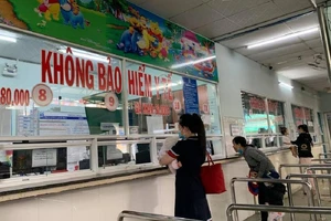 người dân đến đăng ký khám, chữa bệnh cho con tại bệnh viện Nhi Đồng 1. Ảnh: HL