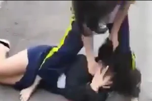 Gia đình nữ sinh lớp 7 cầu cứu vì con bị đánh hội đồng