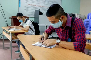 Người lao động đến Trung tâm Dịch vụ việc làm TP.HCM để làm thủ tục hưởng trợ cấp thất nghiệp. Ảnh: NGUYỆT NHI